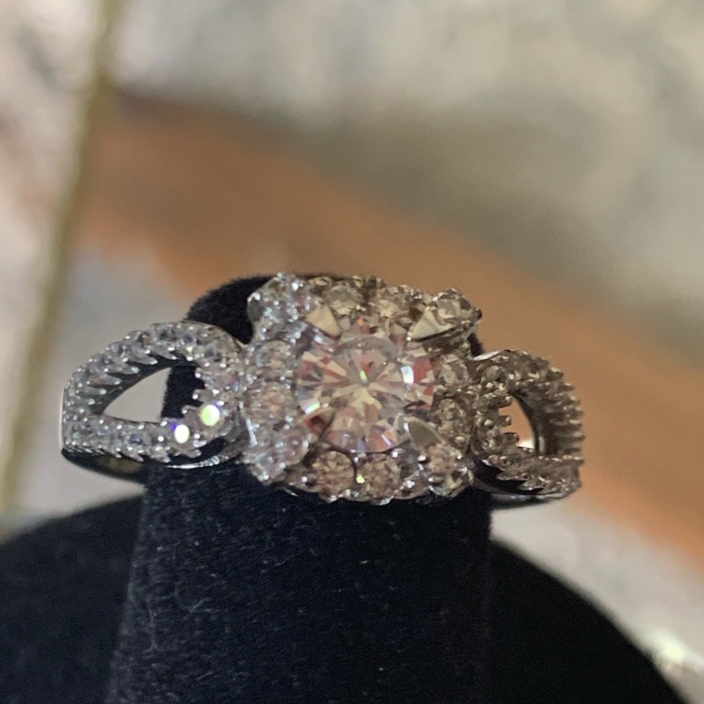 Women’s unique style silver ring  new, never worn